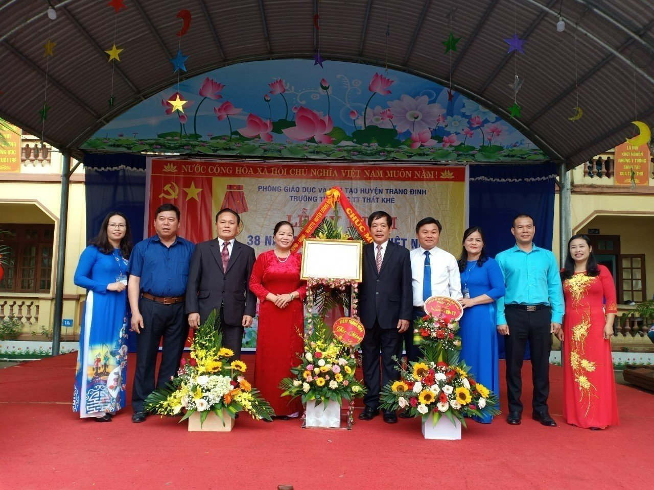 Trường Tiểu học thị trấn Thất Khê nhận Huân chương Lao động Hạng Ba năm 2020