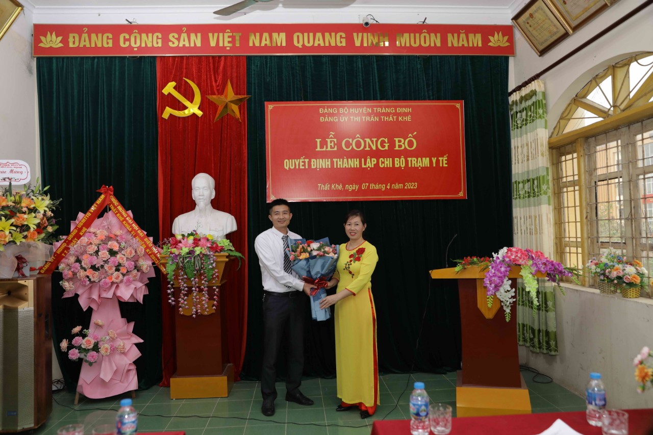 Đồng chí Hoàng Thị Thùy – Phó Trưởng ban Tổ chức huyện ủy tặng hoa chúc mừng chi bộ