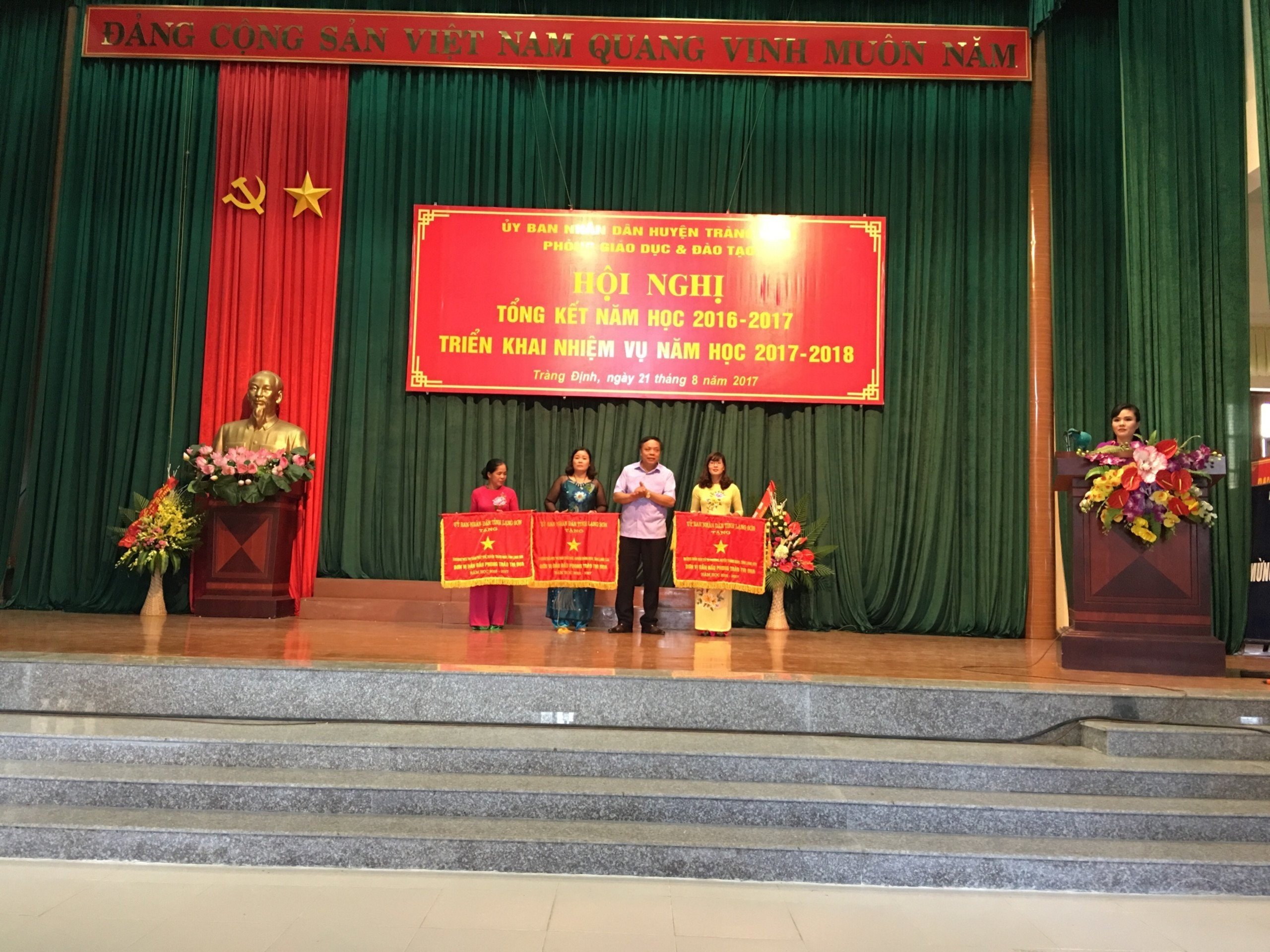 Trường THCS thị trấn Thất Khê nhận Cờ thi đua của UBND tỉnh Lạng Sơn