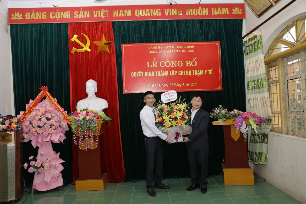 Đồng chí Bế Văn Khánh – Giám đốc Trung tâm Y tế huyện Tràng Định tặng hoa chúc mừng chi bộ